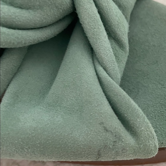 🌿✨BENOA Sage Green Suede Platform Heels - Picture 9 of 9